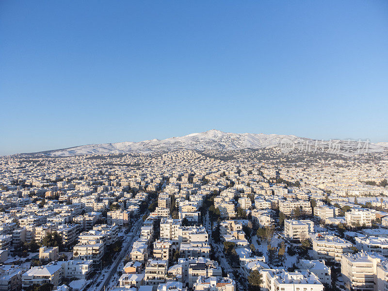 航拍雅典北部黄昏雪中的全景照片- Halandri, Chalandri, Vrilissia, Marousi, Attiki Odos和Parnitha, Imittos, Penteli山